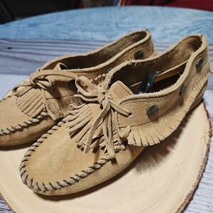Minnietonka Fringed Suede Mocs w/rubber Comfort Sole. Sz 7.5
